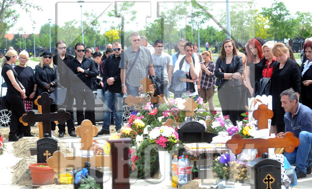 Помен Јелени Марјановић: Запалио певачици свећу, па ухапшен, пуштен после саслушања